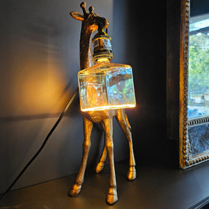 GIRAFFE HOLDING LIGHTBULB TABLE LAMP, GOLD