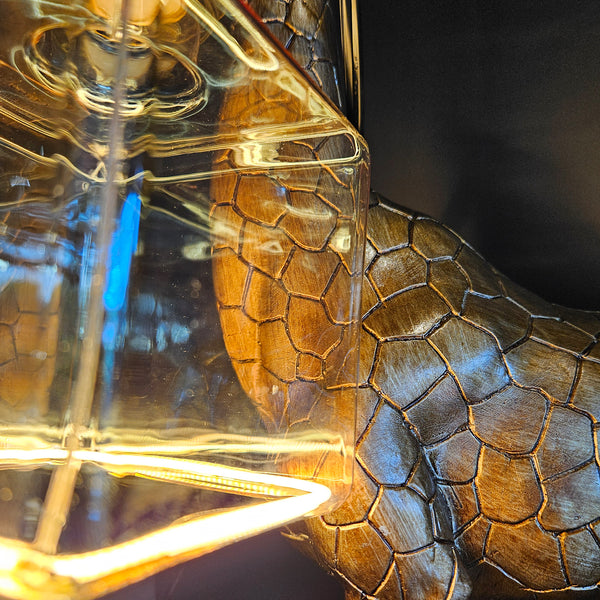 GIRAFFE HOLDING LIGHTBULB TABLE LAMP, GOLD