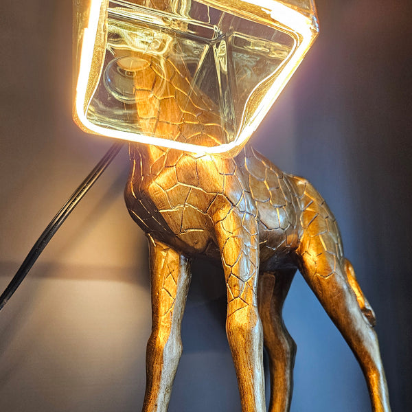 GIRAFFE HOLDING LIGHTBULB TABLE LAMP, GOLD