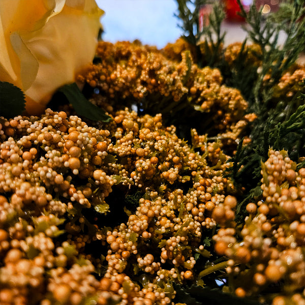 FLORERO ROSTRO DE HOMBRE CON ROSAS AMARILLAS