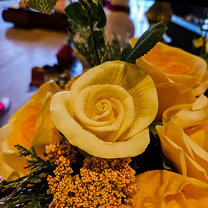 FLORERO ROSTRO DE HOMBRE CON ROSAS AMARILLAS