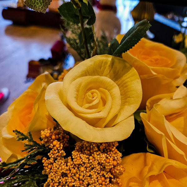 FLORERO ROSTRO DE HOMBRE CON ROSAS AMARILLAS