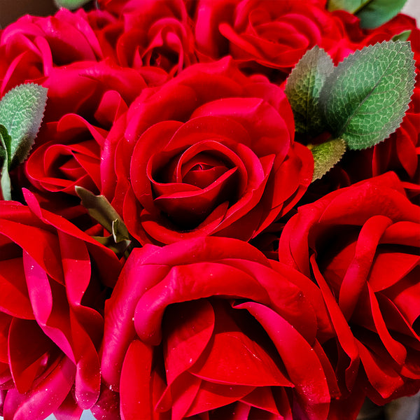 FLORERO CON PERLAS DE ROSAS ROJAS