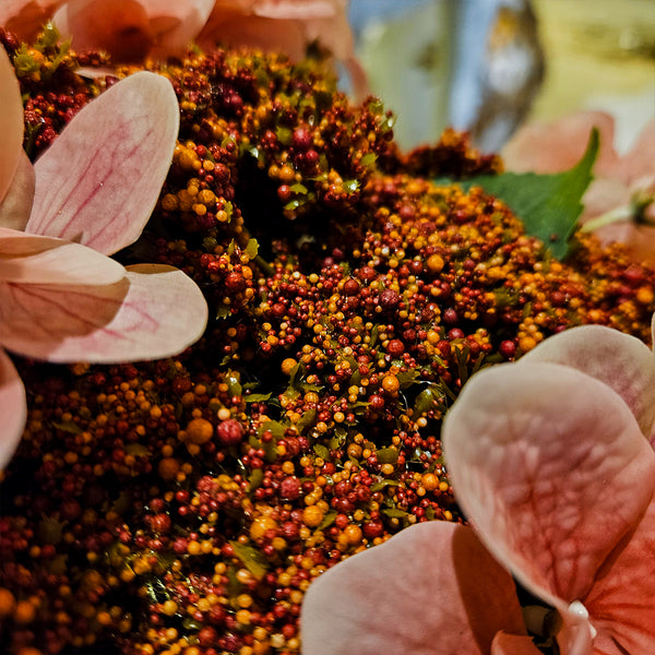 FLORERO NEGRO CON FLORES ROSAS