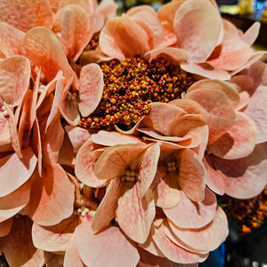 FLORERO NEGRO CON FLORES ROSAS