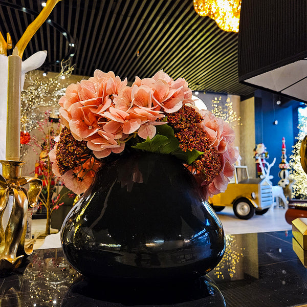 FLORERO NEGRO CON FLORES ROSAS