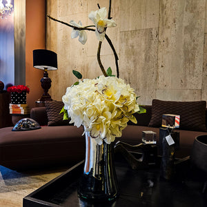FLORERO PLATA CON ORQUÍDEAS BLANCAS