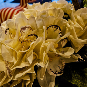 FLORERO PLATA CON ORQUÍDEAS BLANCAS