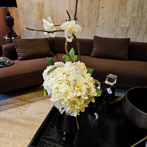 FLORERO PLATA CON ORQUÍDEAS BLANCAS