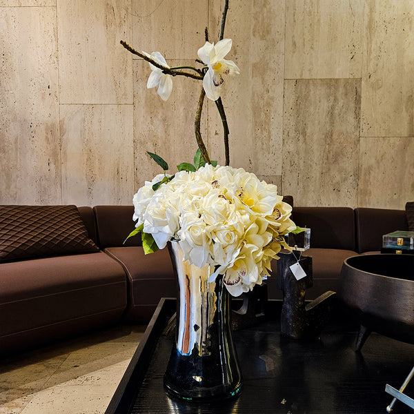 FLORERO PLATA CON ORQUÍDEAS BLANCAS