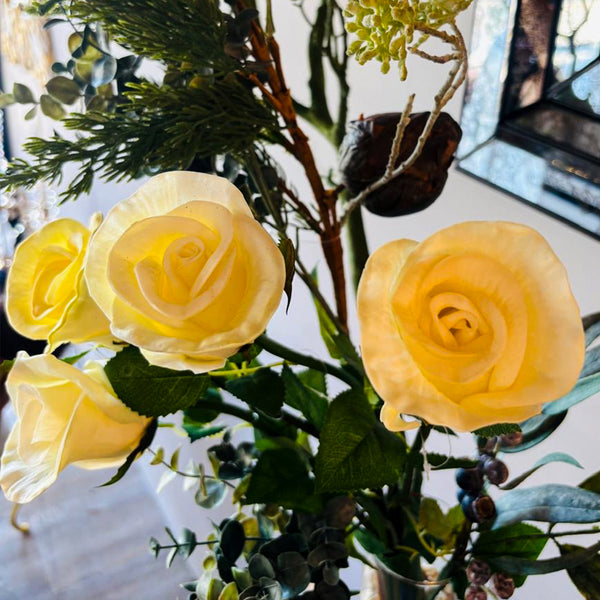 ARREGLO VERDE CON ROSAS AMARILLAS