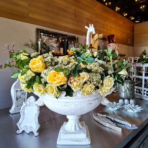 ARREGLO GRANDE BLANCO CON ROSAS AMARILLAS