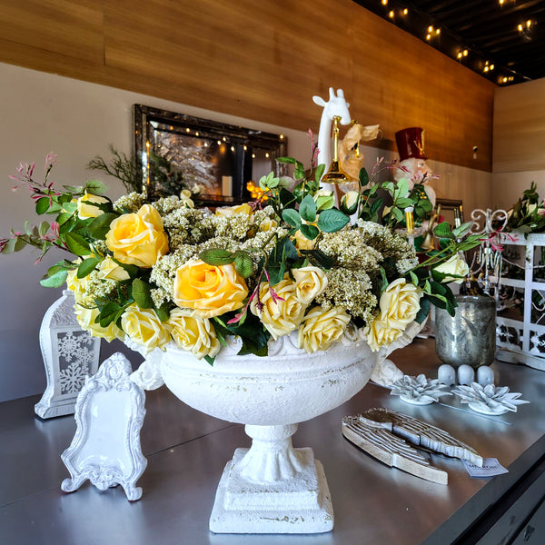 ARREGLO GRANDE BLANCO CON ROSAS AMARILLAS
