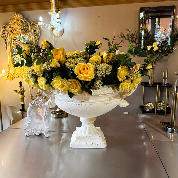 ARREGLO GRANDE BLANCO CON ROSAS AMARILLAS