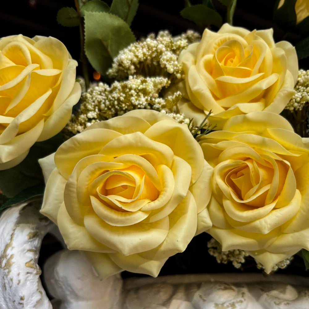 ARREGLO GRANDE BLANCO CON ROSAS AMARILLAS