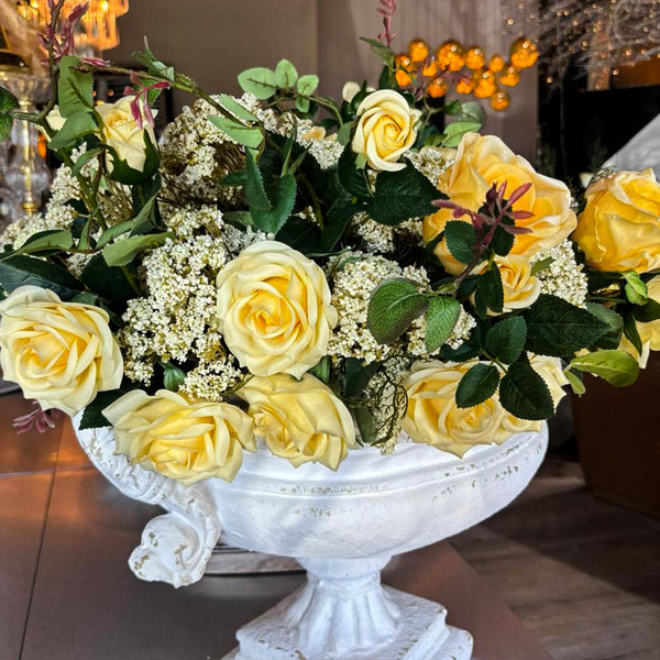 ARREGLO GRANDE BLANCO CON ROSAS AMARILLAS