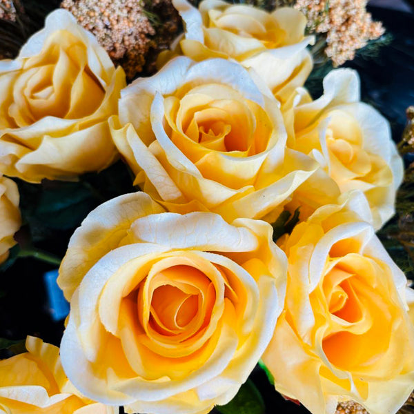 ARREGLO CALIDO DE FLORES AMARILLAS