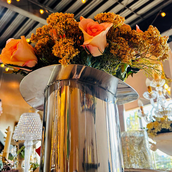 ARREGLO DE METAL CON FLORES ROSAS Y NUBE CALIDA
