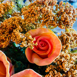 ARREGLO DE METAL CON FLORES ROSAS Y NUBE CALIDA