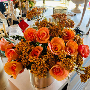 ARREGLO DE METAL CON FLORES ROSAS Y NUBE CALIDA
