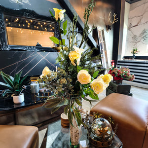 ARREGLO GRANDE VERDE CON ROSAS AMARILLAS