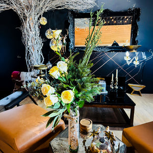 ARREGLO GRANDE VERDE CON ROSAS AMARILLAS