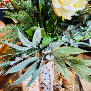 ARREGLO GRANDE VERDE CON ROSAS AMARILLAS