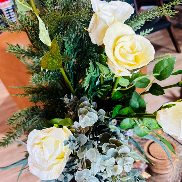 ARREGLO GRANDE VERDE CON ROSAS AMARILLAS