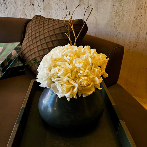 FLORERO DE FLORES BLANCAS