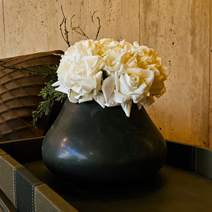 FLORERO DE FLORES BLANCAS