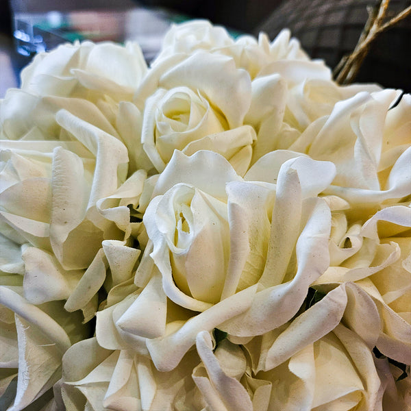 FLORERO DE FLORES BLANCAS