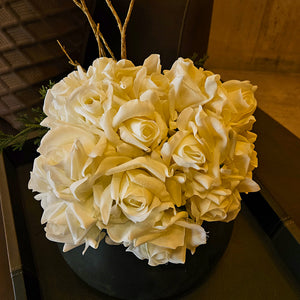 FLORERO DE FLORES BLANCAS