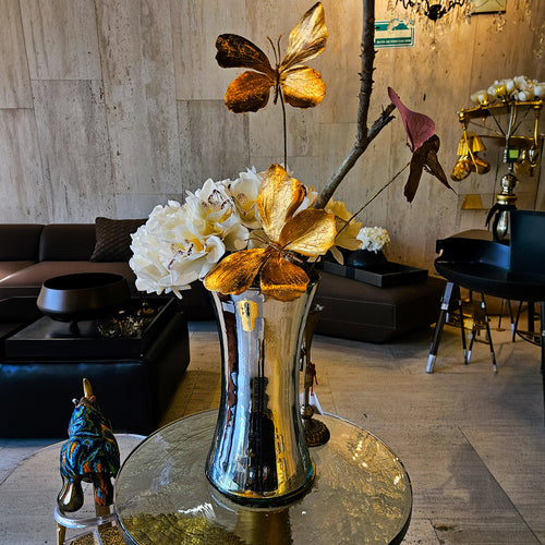 FLORERO DE ORQUÍDEAS Y ROSAS BLANCAS CON MARIPOSAS