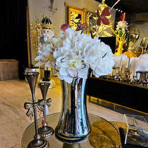 FLORERO DE ORQUÍDEAS Y ROSAS BLANCAS CON MARIPOSAS