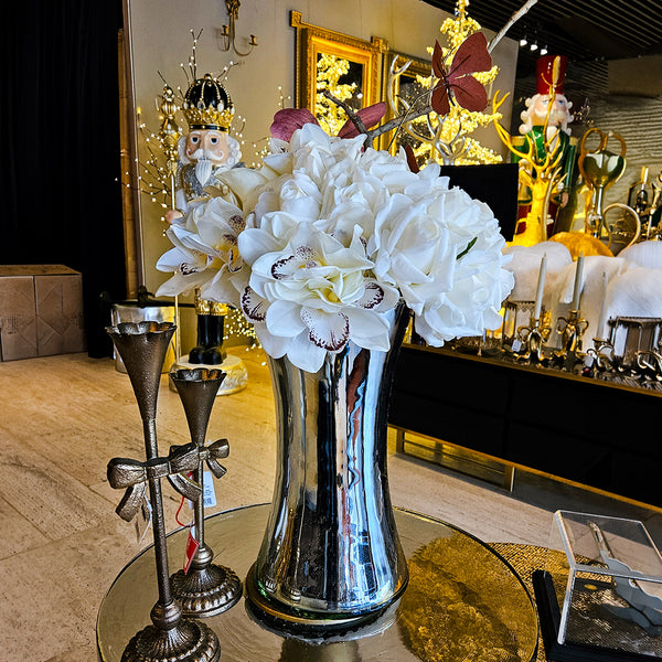 FLORERO DE ORQUÍDEAS Y ROSAS BLANCAS CON MARIPOSAS