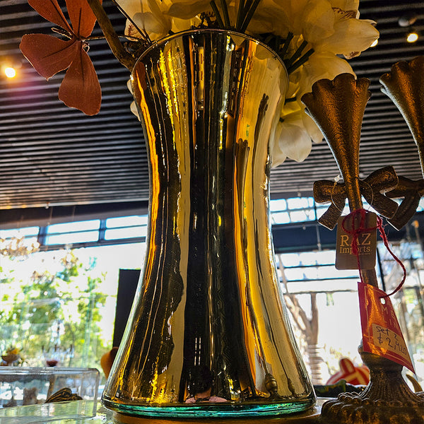 FLORERO DE ORQUÍDEAS Y ROSAS BLANCAS CON MARIPOSAS