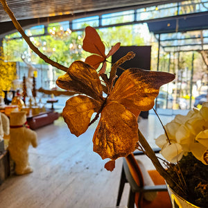 FLORERO DE ORQUÍDEAS Y ROSAS BLANCAS CON MARIPOSAS