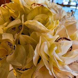 FLORERO DE ORQUÍDEAS Y ROSAS BLANCAS CON MARIPOSAS
