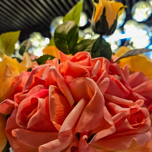 FLORERO LARGO DE FLORES ROSAS Y AMARILLAS
