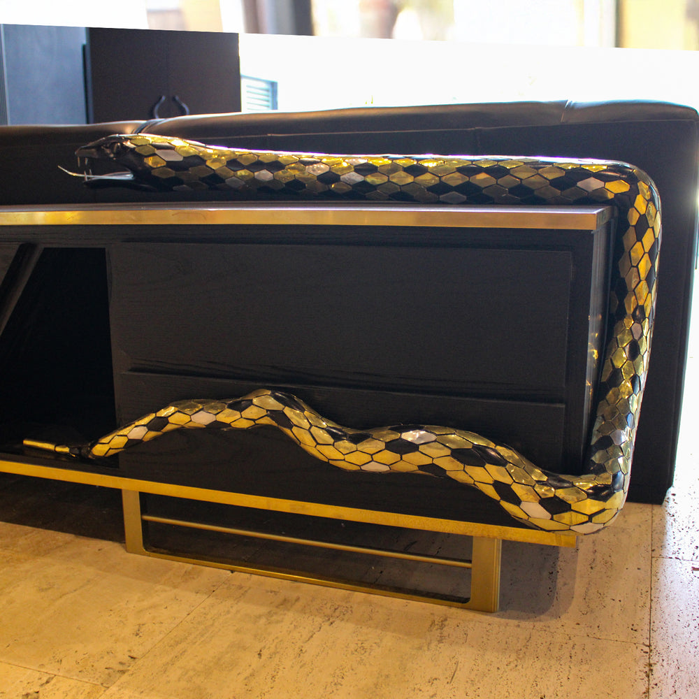 MUEBLE CAFE CON DORADO Y SERPIENTE