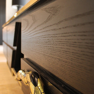 MUEBLE CAFE CON DORADO Y SERPIENTE