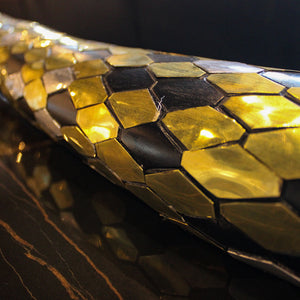 MUEBLE CAFE CON DORADO Y SERPIENTE